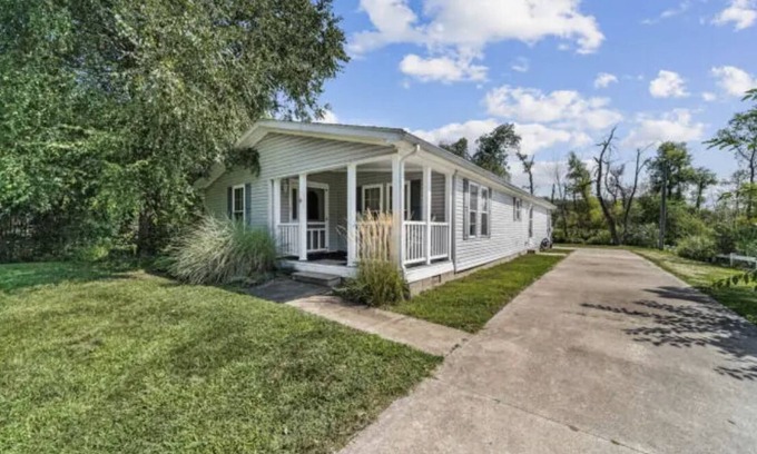 Sister Lakes Cottage | Convenient Getaway Steps from Magician Lake, Rated 9.6