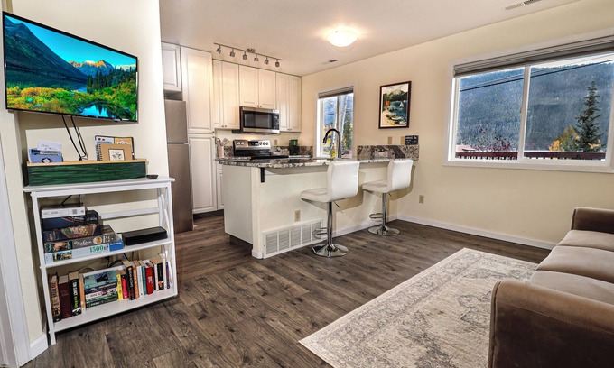 Grand Lake Apartment | Steps away from shops and restaurants! Pet friendly with gorgeous views!