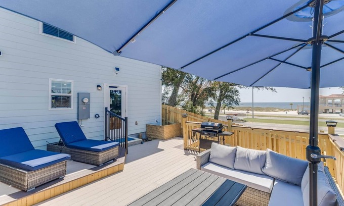 Biloxi House | STEPS FROM BEACH. Cruisin' the Coast friendly. 'The Sandy Rose', Biloxi Ms.