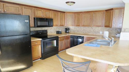 Ilexhurst Villa | Beach Walk 3: Family-Friendly Retreat with Pool Access