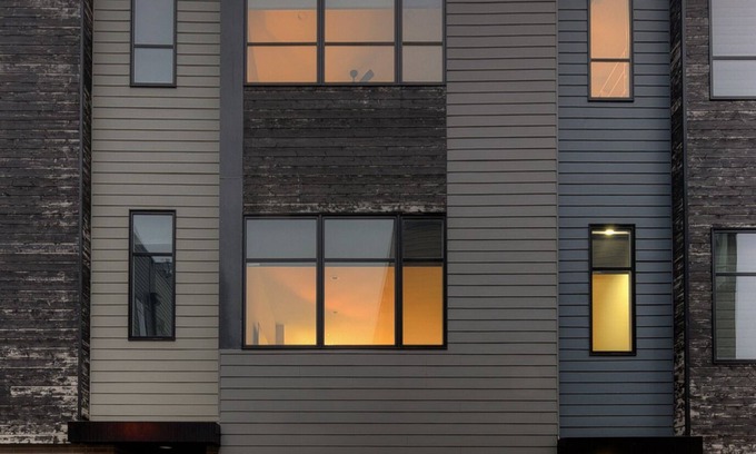 Dahlman House | Cozy Rooftop Firepit & Premier Accommodations Near Dining