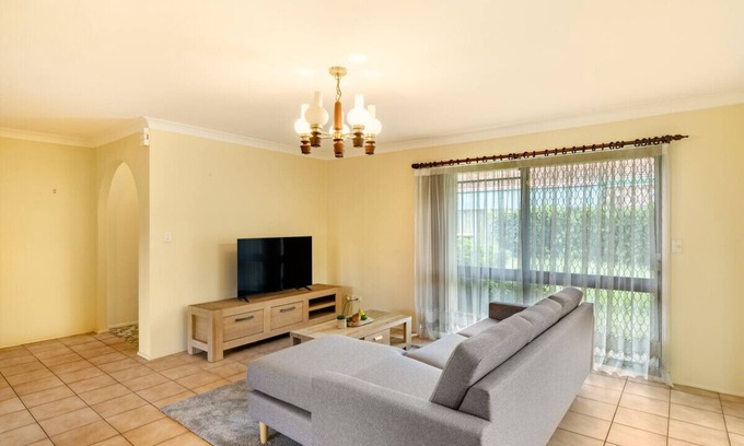 Robertson House | Convenient 3BR House Just Steps from the Mall!