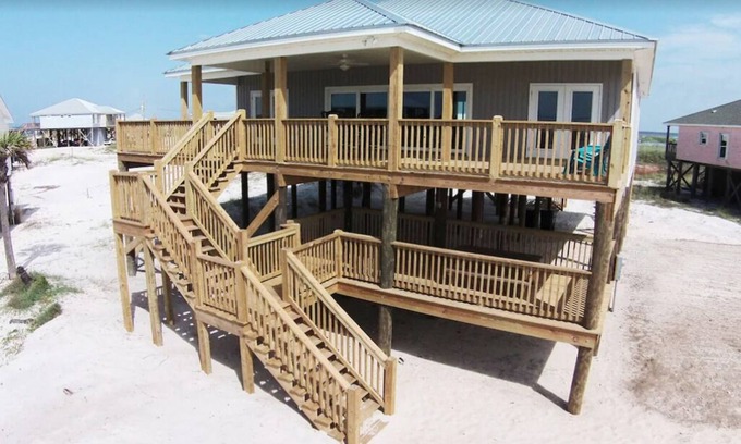 Dauphin Island House | Beachside Retreat with Ocean Views for Families and Pets
