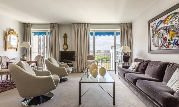 Grenelle Apartment | Unforgettable Stay Steps from the Eiffel Tower with Spa