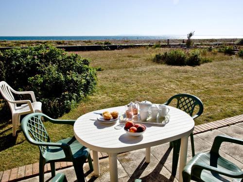 South Hayling Apartment | Beachside Retreat: Steps From The Shore, Rated 9/10