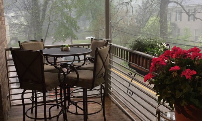 Oxford Condo | Prime Location: Steps from the Square with Kitchen Amenities