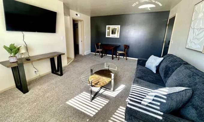 Joslyn Castle Apartment | Guest Rated 10/10! Cathedral 4 - Family-Friendly Stay