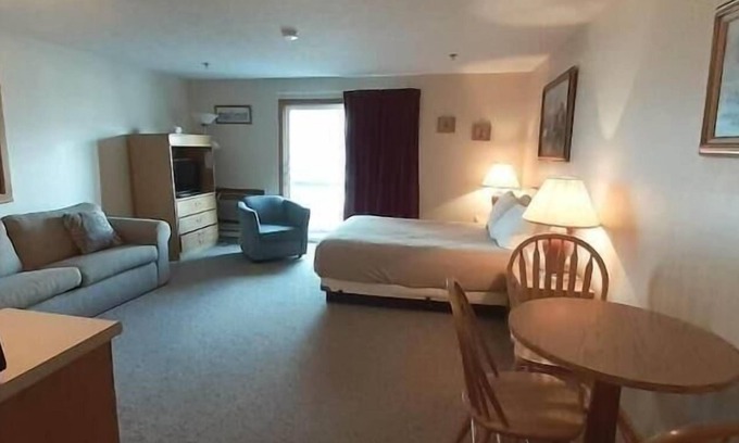 Wells Beach Condo | Oceanfront Bellevue by the Sea: Steps to Wells Beach