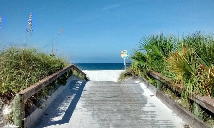 Pass-a-Grille Cottage | Beachfront Bliss with Bikes: 10/10 Rated on PaG Island