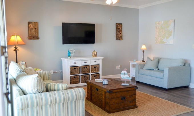 Tybee Island Condo | Beachside Retreat: Steps to Sand, Shops & Pool Access