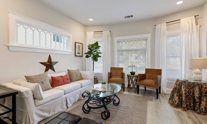 Ocean Park House | Beachfront Bliss: Steps to Santa Monica & Venice Beach House