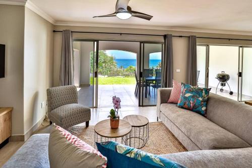 Shaka's Rock Apartment | Beachside Retreat: Family-Friendly with Pool & Dining Nearby