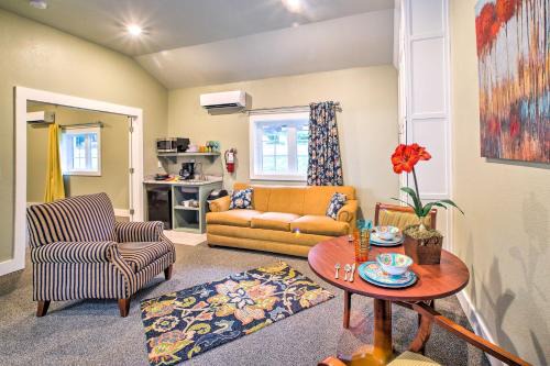 Downtown Branson House | Inviting Downtown Branson Cottage with Pool & Spa Access