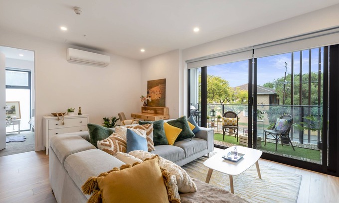 Fullarton Apartment | Chic 2-Bedroom Oasis Steps from City - Pet Friendly & Parking