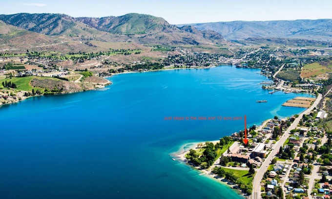 Chelan Condo | Ideal Getaway Near Lakefront Park with Pool and Spa Access