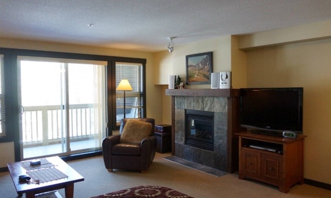 East Kootenay Condo | Convenient Upper Village Stay Near Ski Lifts & Spa Amenities