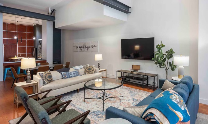 Downtown Knoxville Condo | Steps to Market Square | Sleeps 12 Guests!
