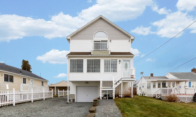 Eastward Look House | Ocean View Retreat Just Steps from Scarborough Beach
