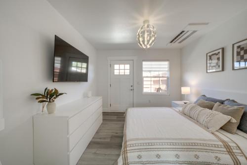 Soap Lake Apartment | Steps to Soap Lake Studio Stay with Patio!