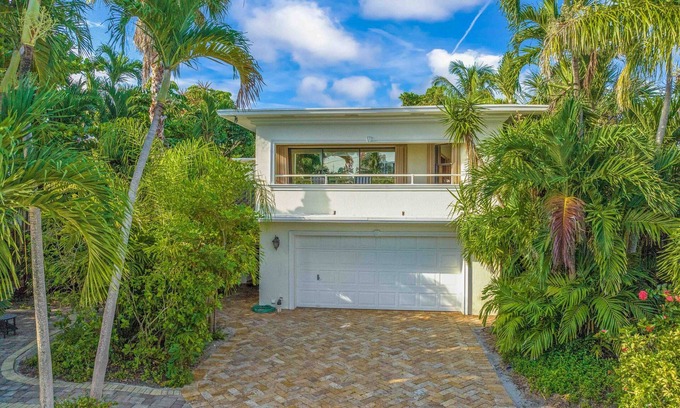Birch Park Finger Streets House | Beachside Retreat with Pool and Nightlife at Your Doorstep