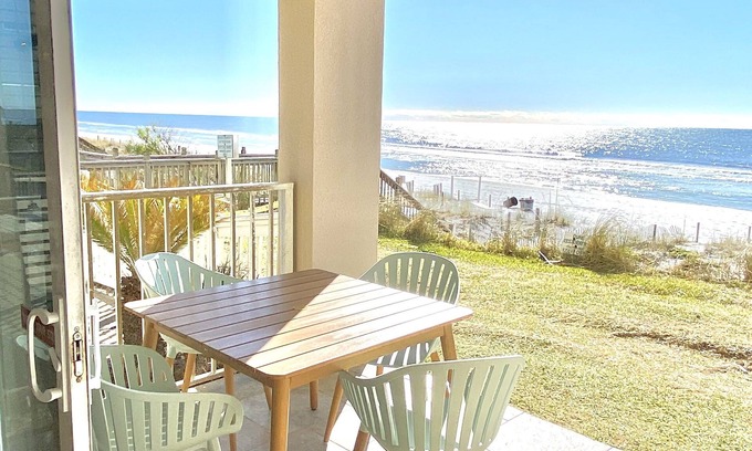 Crystal Beach Condo | Beachfront Bliss: Amazing Views & Poolside Relaxation
