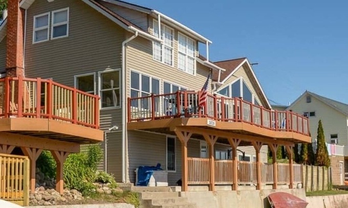 Geneseo Cottage | Tranquil Getaway: Steps to the Beach on Conesus Lake