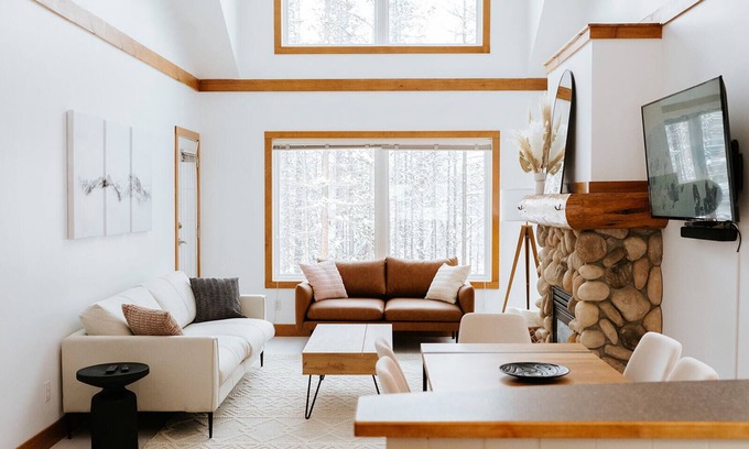 East Kootenay House | Convenient Access to Trails and Golf with Spa Amenities