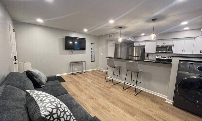 Joslyn Castle Apartment | Family-Friendly Cathedral 6 - Steps from UNMC!