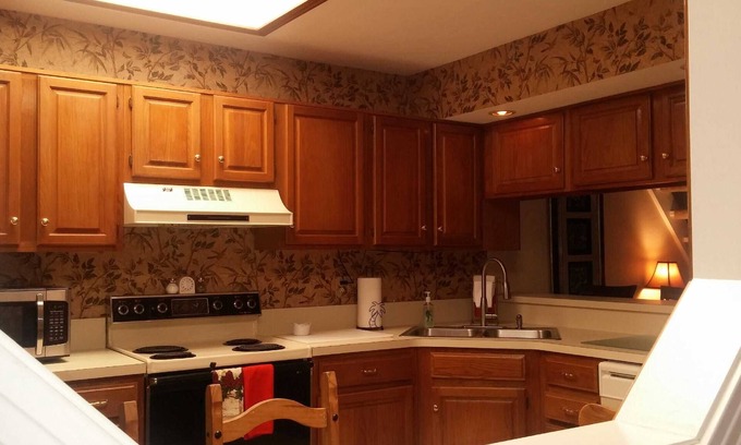 Southside Condo | Spotless Condo with Ocean View in Central Jacksonville