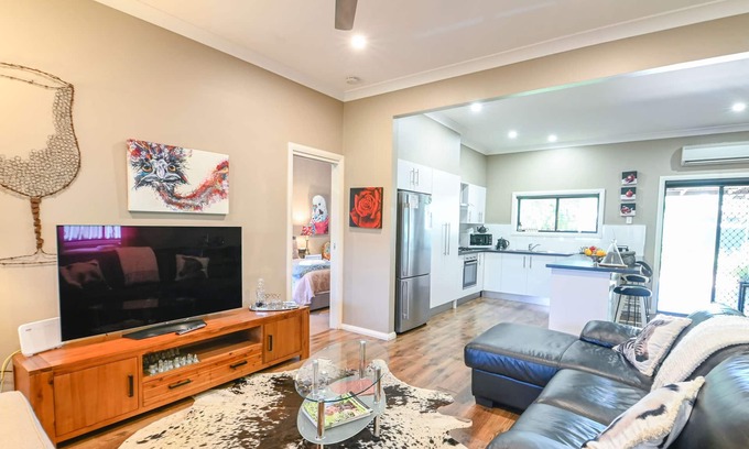 Dubbo House | Pet Friendly Sterling House with Deck & BBQ - 10/10 Rated