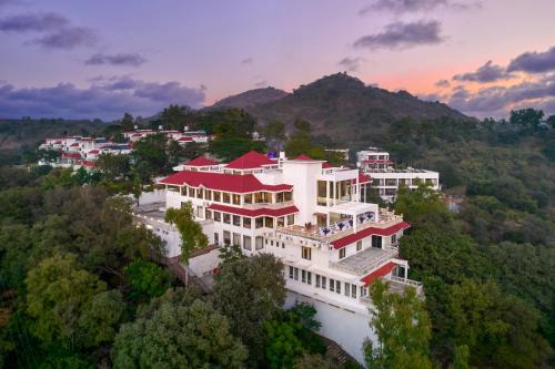 Mount Abu Resort | Relaxing Getaway at Sterling Mount Abu with Pools & Pets