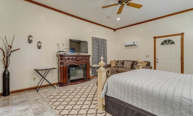Norman Bed & Breakfast | Pet-Friendly Sterling Suite at Whispering Pines Inn