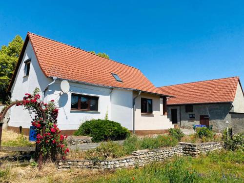 Oschersleben Apartment | Oceanfront Sternhaus: Family-Friendly with Scenic Views