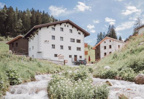 Parpan Apartment | Stettli Resort: Pet-Friendly Retreat with a 9.4 Rating