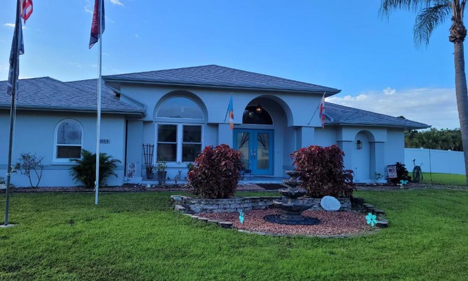 Port Charlotte - Charlotte Harbor House | Experience Steve and Cori's Tropical King Suite - Guest Rated 9.8