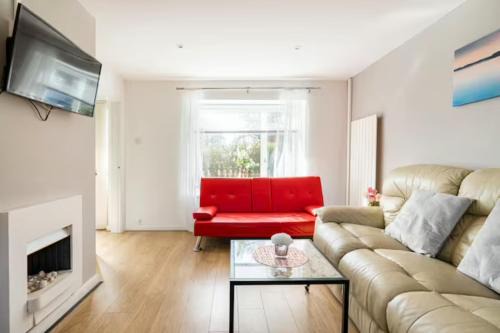 Shephall House | Comfortable 4-Star Stevenage House with Free Wifi & Garden