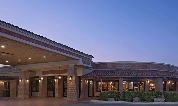 Carlsbad Hotel | Discover Stevens Inn: Family-Friendly Stay with Pool & Spa