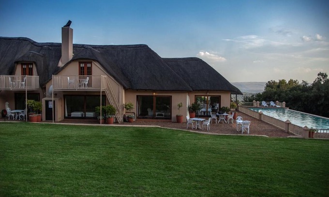 Hekpoort Hotel | Inviting Steynshoop Mountain Lodge with Pool & Ocean Views