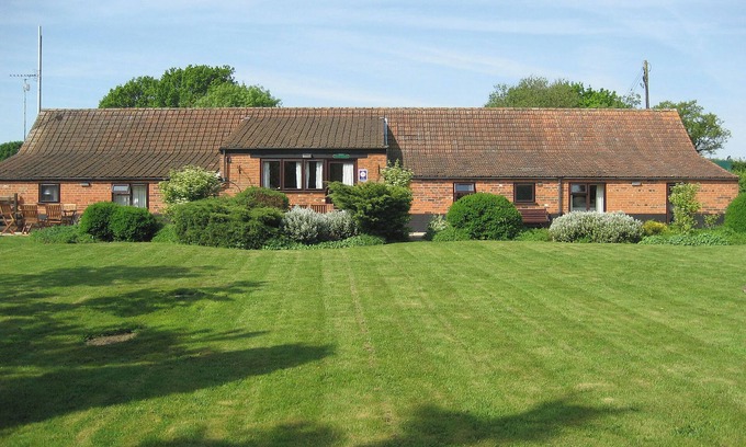 Barney Cottage | Ideal 3-Bedroom Stay in Barney with Pool & Lake Views