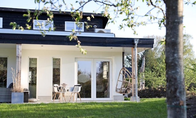 Beers Apartment | Stylish Retreat with Veranda - Family Friendly at Tuynloodz A