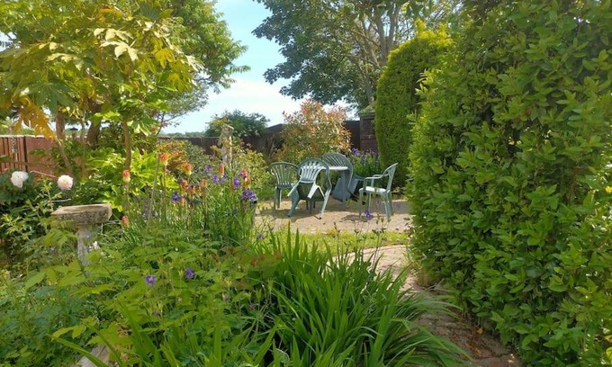Pagham House | Cozy Stile Cottage: Pet & Child Friendly Retreat