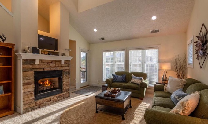Foscoe House | Relaxing Retreat at Still Lake Haven with Private Pool