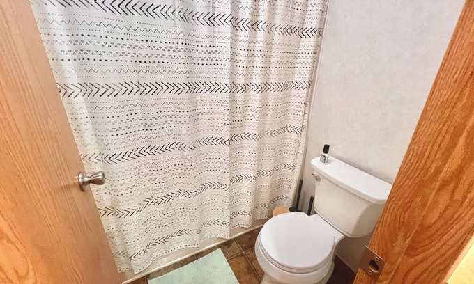 Saxton House | Still Waters - Charming 3-bedroom 2-bath house with AC in Saxton