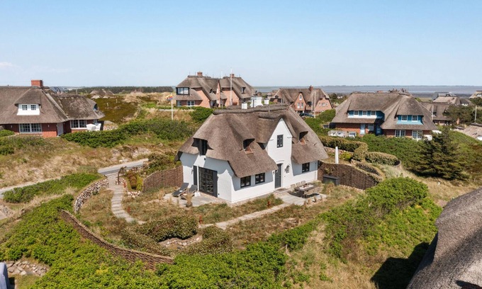 Rantum House | Oceanfront Retreat: Ferienhaus Dünemwai "miarwüfki" Rated 10/10