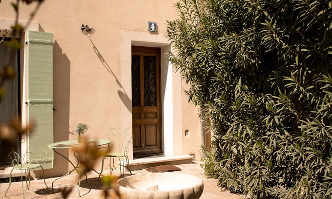 L'Isle-sur-la-Sorgue Apartment | Elegant Apartment in Historic L'Isle-sur-la-Sorgue Center