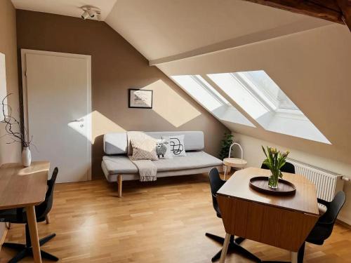 Jakomini Apartment | Stylish City Apartment with Self Check-in & Parking Options