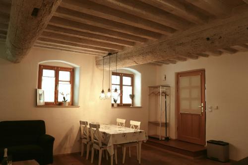 Kraiburg Apartment | Stylish 50 m² Apartment with Parking & WiFi, Rated 8.9