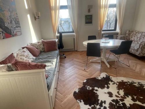 Brigittenau Apartment | Stylish Augarten Retreat: 4-Star, Pet-Friendly Getaway