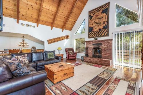 Oakhurst House | Family-Friendly Fun at Stimboli Lodge - Sleeps 16 with Games