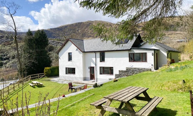 Rhiwbryfdir House | Welcoming Stiniog Lodge: Pet-Friendly Retreat with Great Reviews